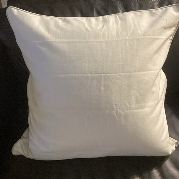 J. QUEEN NEW YORK, LAURELYNN Euro Sham, 26”x 26”, Dry Clean Only, Taupe NWT - Picture 5 of 8